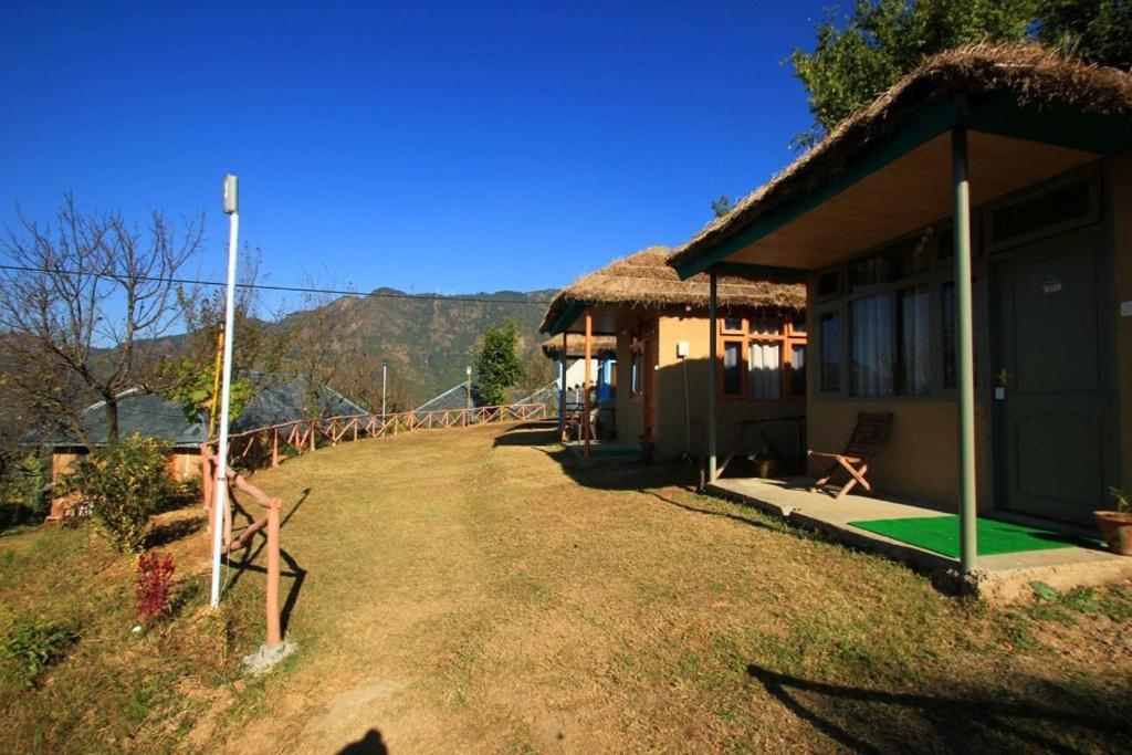 Oyo 43476 Vatika Resort Shimla Oda fotoğraf
